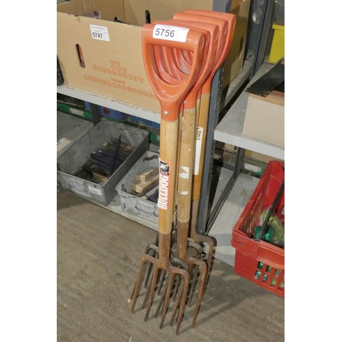 5756 - 5 x Bulldog wood / metal forks with orange plastic handles