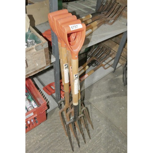 5757 - 5 x Bulldog wood / metal forks with orange plastic handles