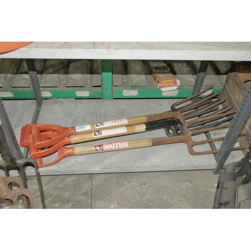 5761 - 5 x Bulldog wood / metal forks with orange plastic handles