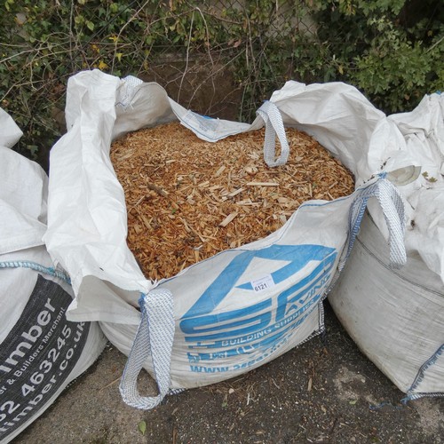 6121 - 1 x dumpy bag containing a quantity of wood mulch