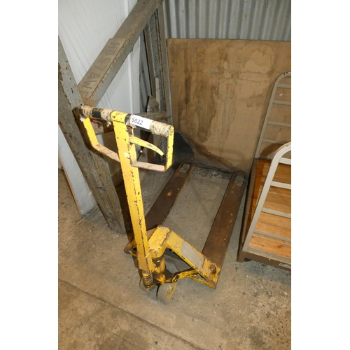 5822 - A set of yellow metal pallet trucks - No make visible - SWL marked as 1814kg (4000lb)