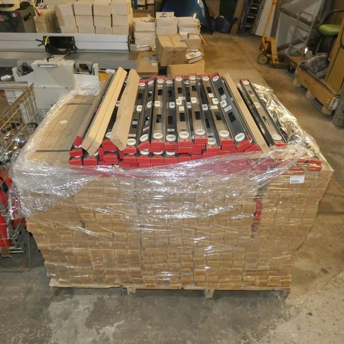 5895 - 1 pallet containing a large quantity of 900mm spirit levels