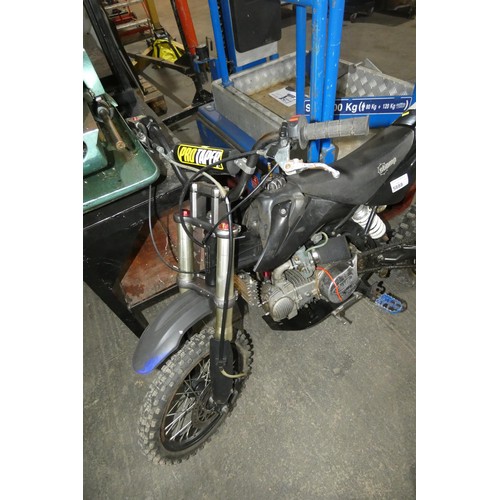 5888 - 1 x Stomp Pit motorbike 140cc - Starts and runs but needs complete rear brake set up (disc / pedal)