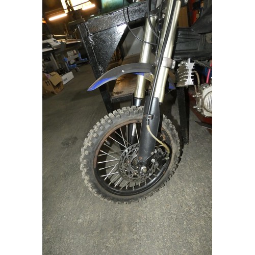 5888 - 1 x Stomp Pit motorbike 140cc - Starts and runs but needs complete rear brake set up (disc / pedal)