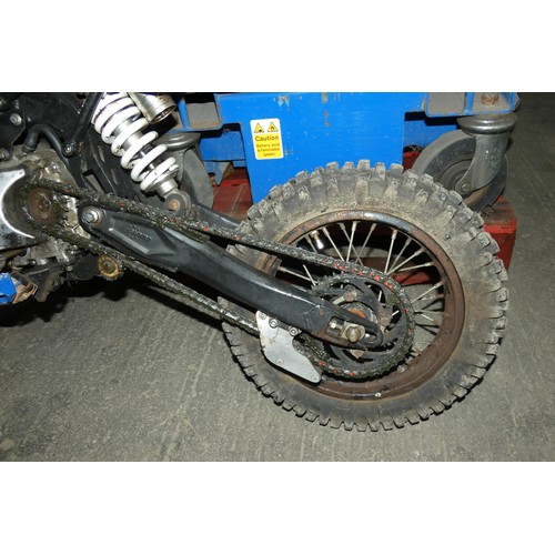 5888 - 1 x Stomp Pit motorbike 140cc - Starts and runs but needs complete rear brake set up (disc / pedal)