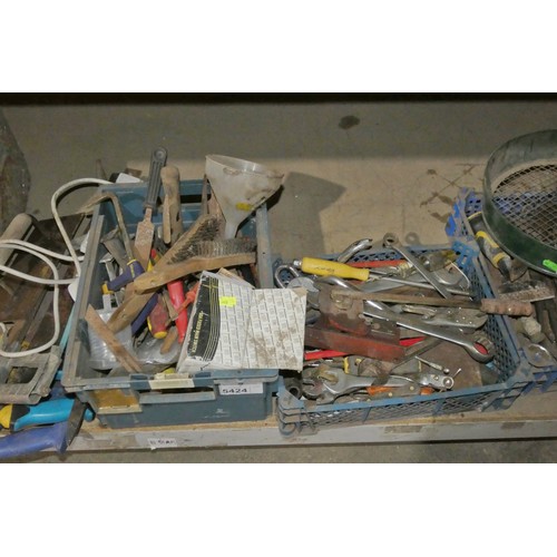 5424 - A quantity of various tools etc including sockets, an amber beacon, a jerry can, spanners etc. Conte... 