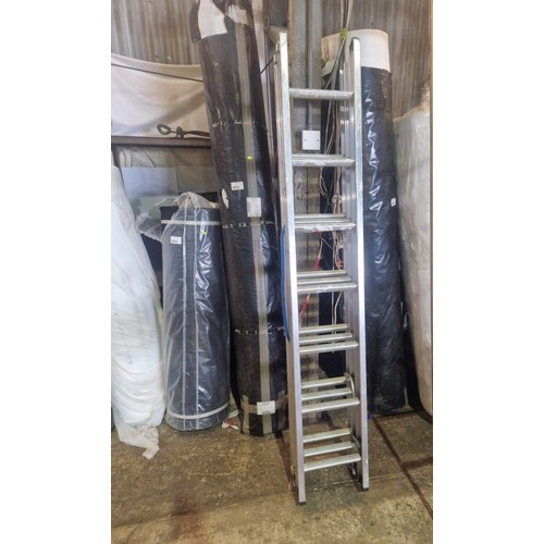 6039 - An Abru Compact triple extending aluminium ladder (3 x 7 rung)