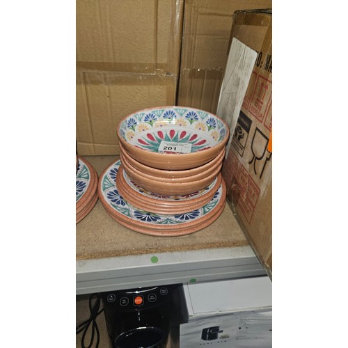 201 - A Tar Hong Melamine set comprising of 4 x large plates, 4 x small plates and 4 x bowls