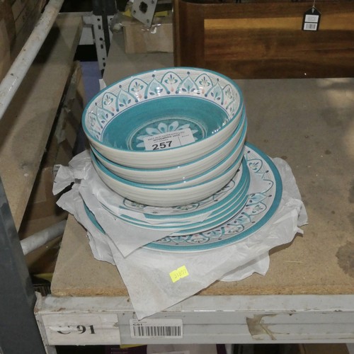 257 - A Tar Hong Melamine set comprising of 4 x large plates, 4 x small plates and 4 x bowls