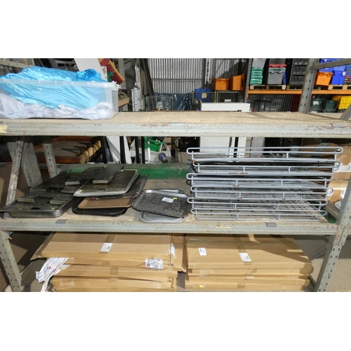 1086 - A quantity of various catering related items including baking trays, rack trays etc - trade