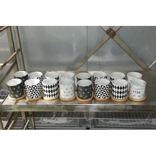 1159 - 16 x small plant pots with wooden trays