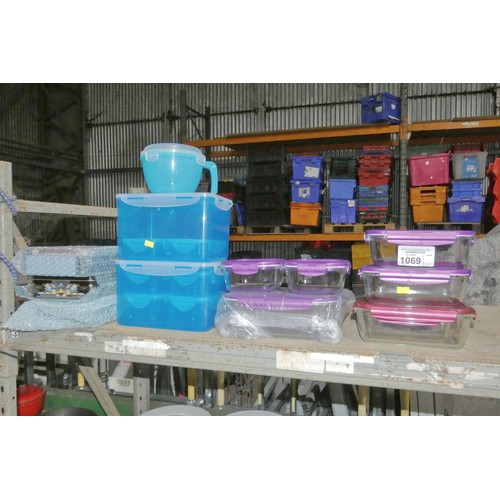 1069 - A quantity of various food containers, glass, tin and plastic