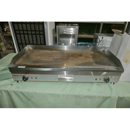 1153 - A commercial stainless steel counter top griddle by Infernus type INEG-100 - trade