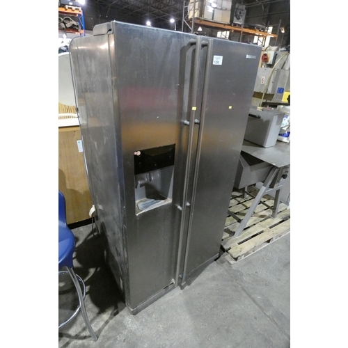 1350 - A large American style fridge freezer by Samsung type RSH1DBRS Tested Working - trade