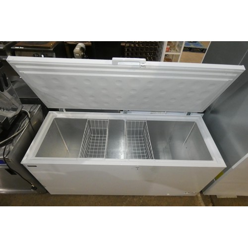 1176 - A large commercial chest freezer by Diaminox with 2 inner baskets 240v - trade, Tested Working  SIZE... 