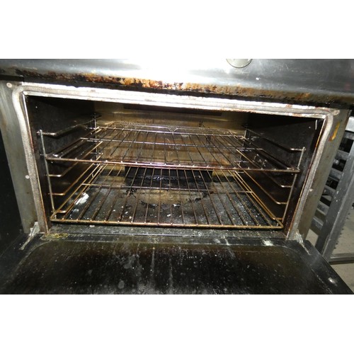 1184 - A solid top gas fired range with single drop door oven beneath