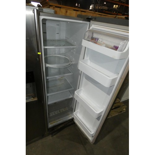 1350 - A large American style fridge freezer by Samsung type RSH1DBRS Tested Working - trade