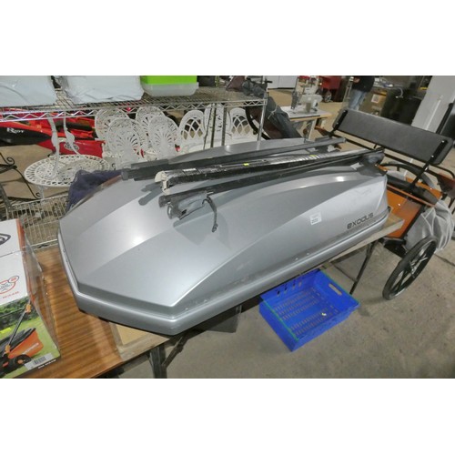 2033 - 1 x Exodus car roof box (appears to be locked and no key is included) and several Thule roof bars / ... 