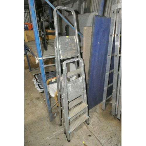 2081 - 2 x aluminium step ladders