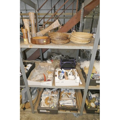 2128 - A quantity of various items including baskets, ornaments, skin / body products etc. Contents of 1 ba... 