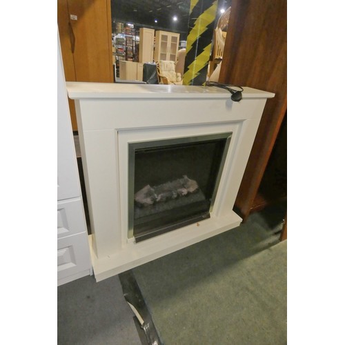 2157 - An Edmonton cream fire suite with a 240v electric fire fitted approx 105cm wide x 95cm high (Trade)