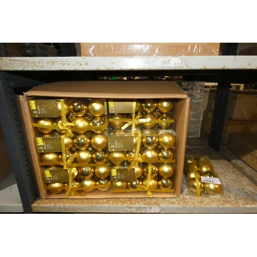 2604 - A box containing 48 packets of 8 gold baubles (approx 380)