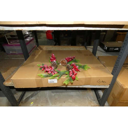 2609 - A box containing 6 decorative Christmas wreaths