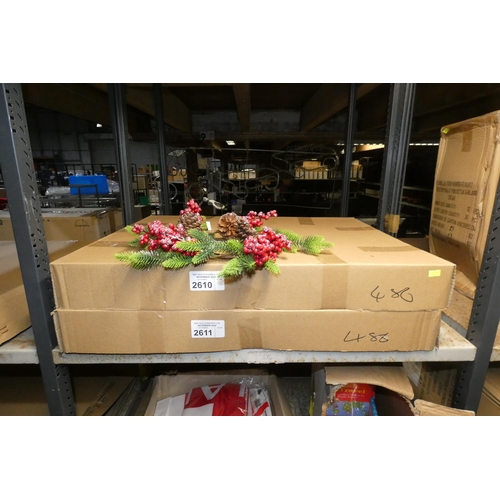 2610 - A box containing 6 decorative Christmas wreaths