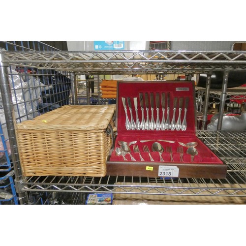 2318 - 1 x Oneida canteen of cutlery and 1 x small basket