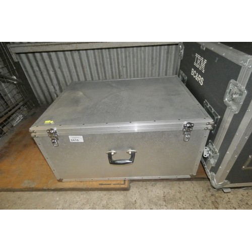 2410 - A mobile rectangular flight case approx 82x62x42cm