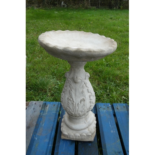 2698 - A classic style tall concrete bird bath