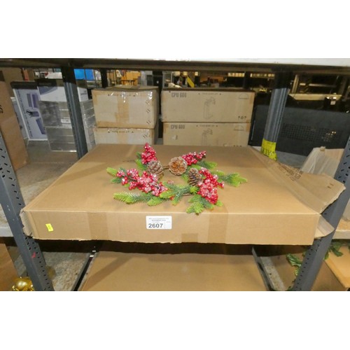 2607 - A box containing 6 decorative Christmas wreaths