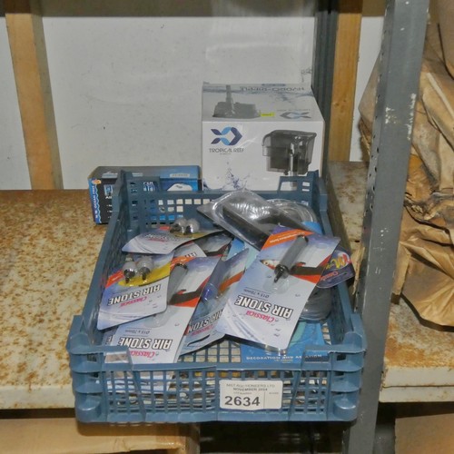 2634 - A quantity of various fish tank accessories including pumps, filter, filter stones etc - trade