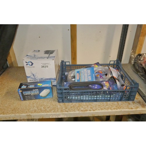 2635 - A quantity of various fish tank accessories including pumps, filter, filter stones etc - trade