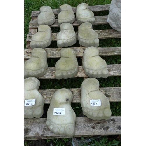 2685 - 4 x concrete foot shaped stepping stones