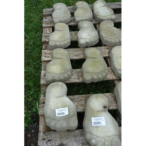 2686 - 4 x concrete foot shaped stepping stones