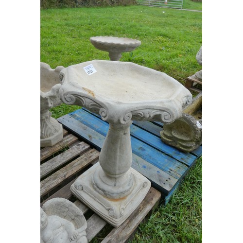 2703 - A classic vineyard bird bath with octagonal top