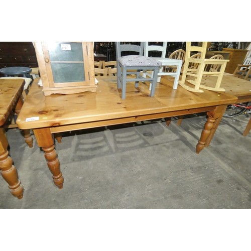 2751 - A pine farmhouse dining table approx 184x95