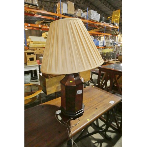 2791 - A heavy decorative wooden table lamp - trade