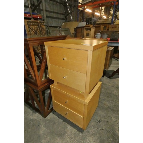 2794 - 2 x light wood bedside cabinets with 2 drawers in each