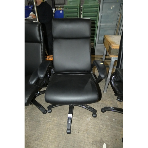 1361 - 1 x Dynamic black upholstered office swivel chair