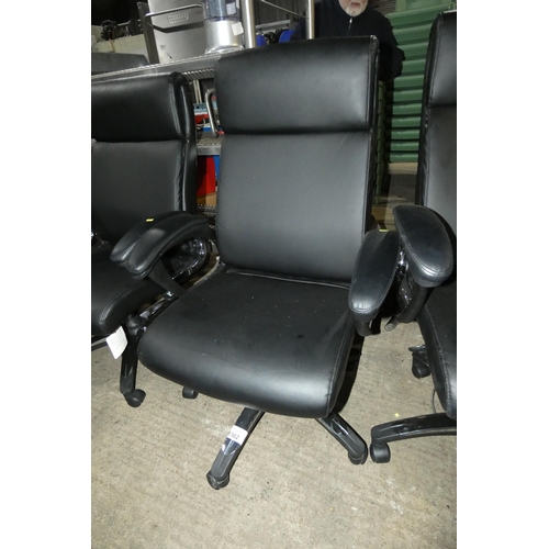 1362 - 1 x Dynamic black upholstered office swivel chair