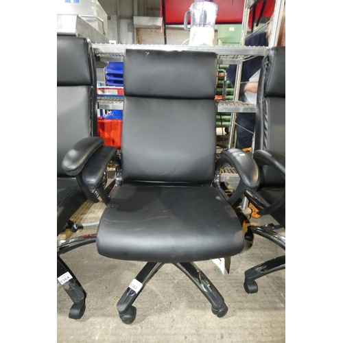 1363 - 1 x Dynamic black upholstered office swivel chair