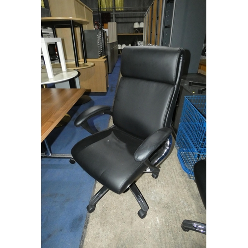 1404 - 1 x Dynamic black upholstered office swivel chair