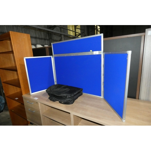 1421 - A table top folding blue panel exhibition type display stand with a soft black carry bag