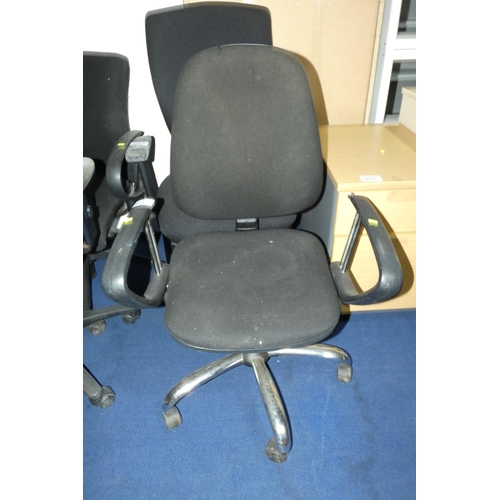 1513 - 1 x black upholstered office swivel chair