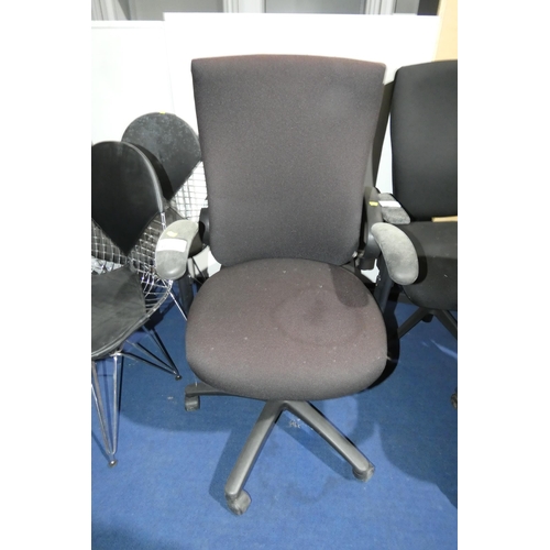 1515 - 1 x black upholstered office swivel chair