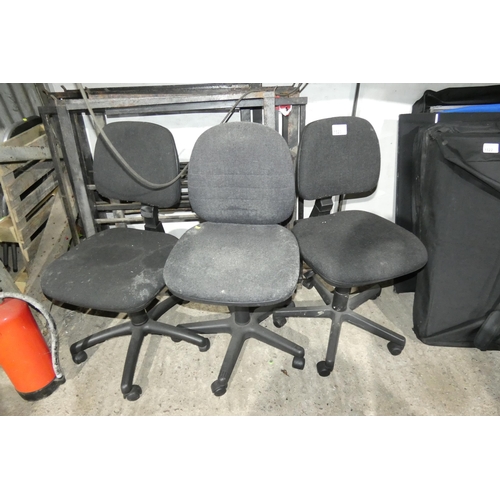 1523 - 3 x black upholstered office swivel chairs - No arms