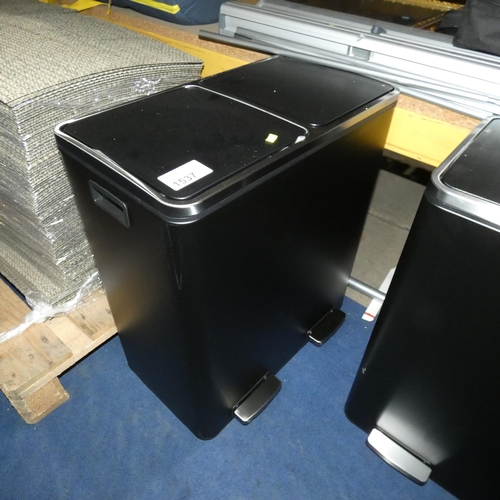 1537 - 1 x twin compartment / twin pedal bin