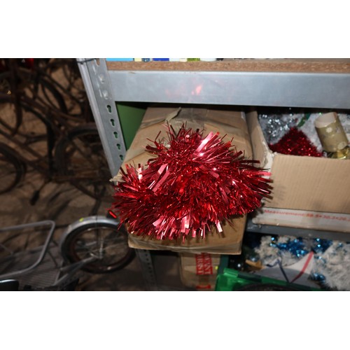 2112 - A quantity of various Christmas decorations. Contents of 1 shelf